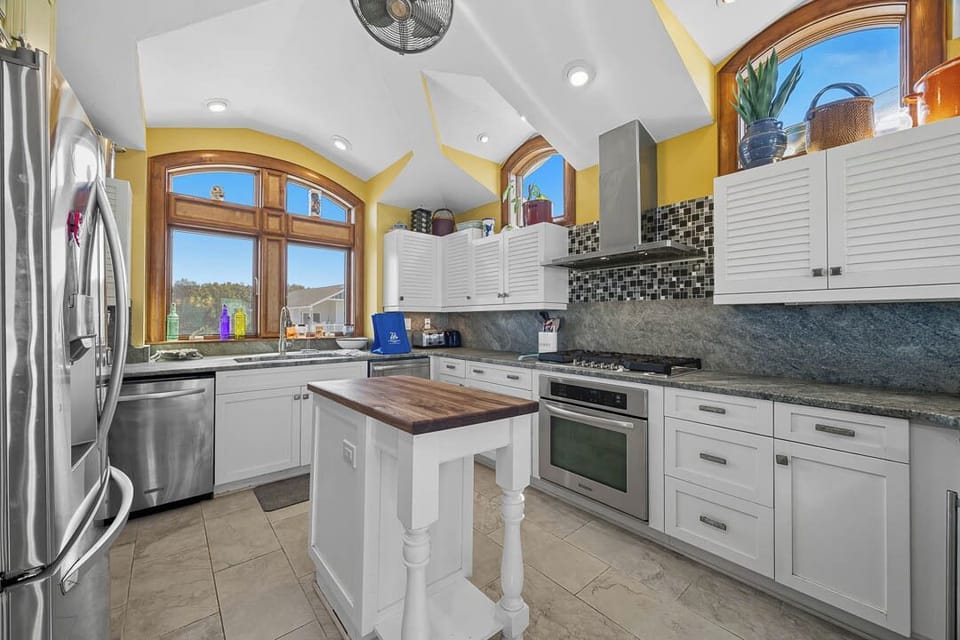 Top-Level Kitchen with Bar (seats 3)