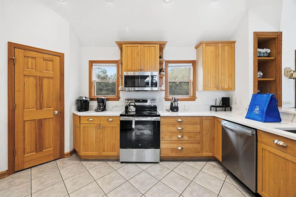 Top-Level Kitchen with Bar (seats 6)
