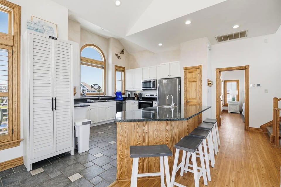 Top-Level Kitchen with Bar (seats 6)