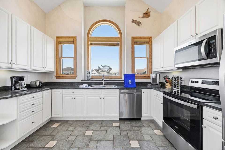 Top-Level Kitchen with Bar (seats 5)