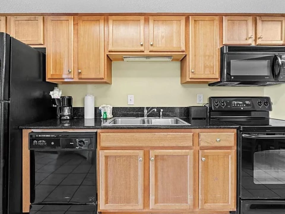 Cook and dine with ease in this clean, fully equipped kitchen.