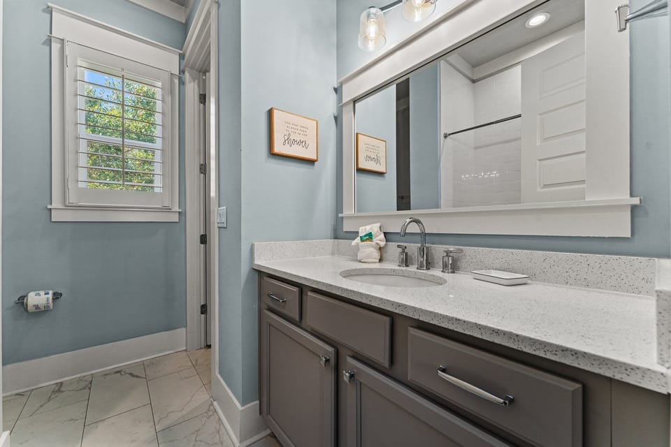 Second Floor King Bedroom En-suite Bathroom - Shower/Tub Combo