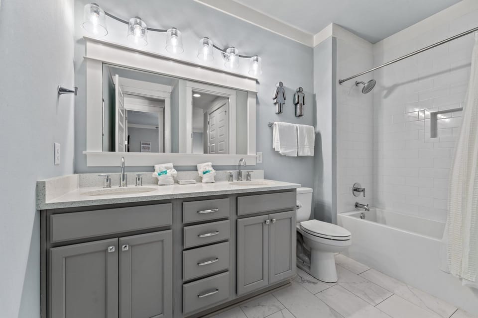 First Floor King Bedroom En-suite Bathroom - Shower/Tub Combo