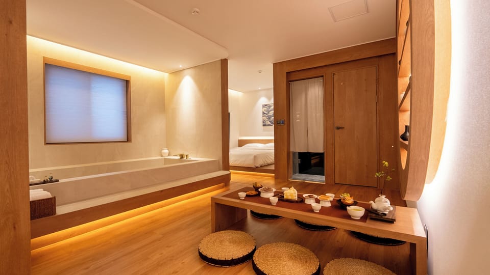 Premier Quadruple Room | Bathroom | Free toiletries, hair dryer, slippers, heated floors