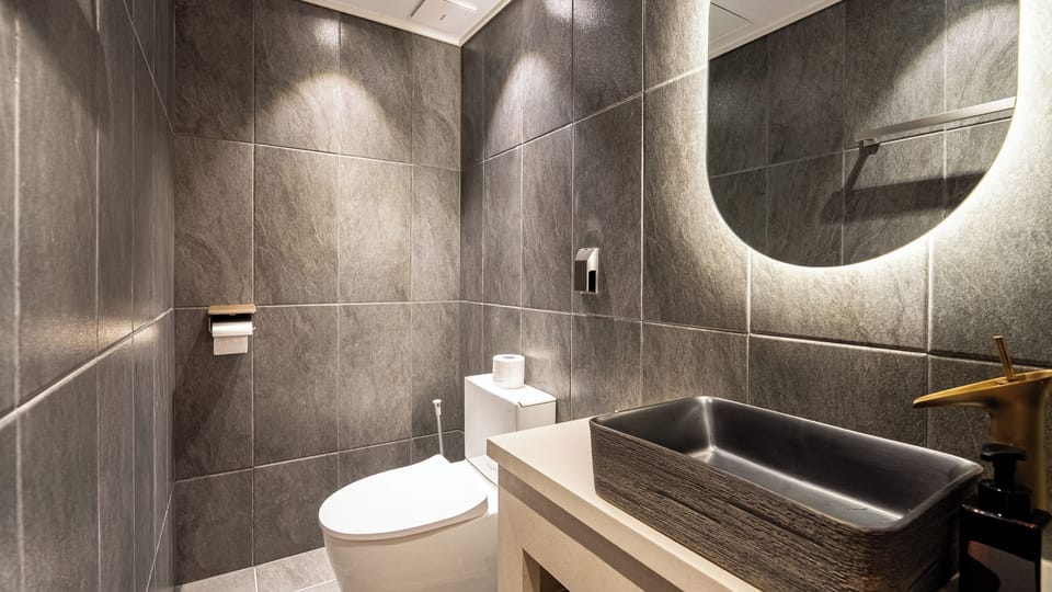 Premier Quadruple Room | Bathroom | Free toiletries, hair dryer, slippers, heated floors
