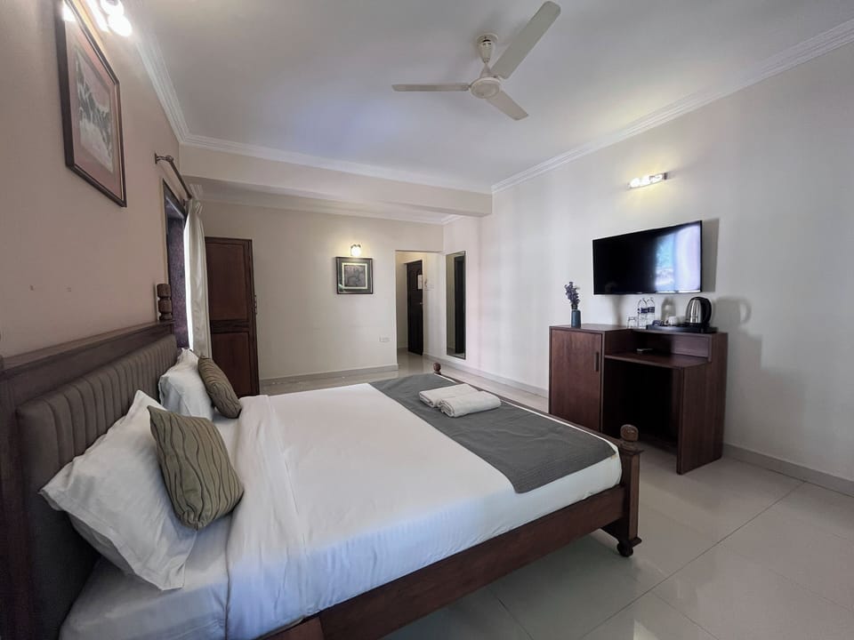Suite, Balcony, Garden View | Room amenity