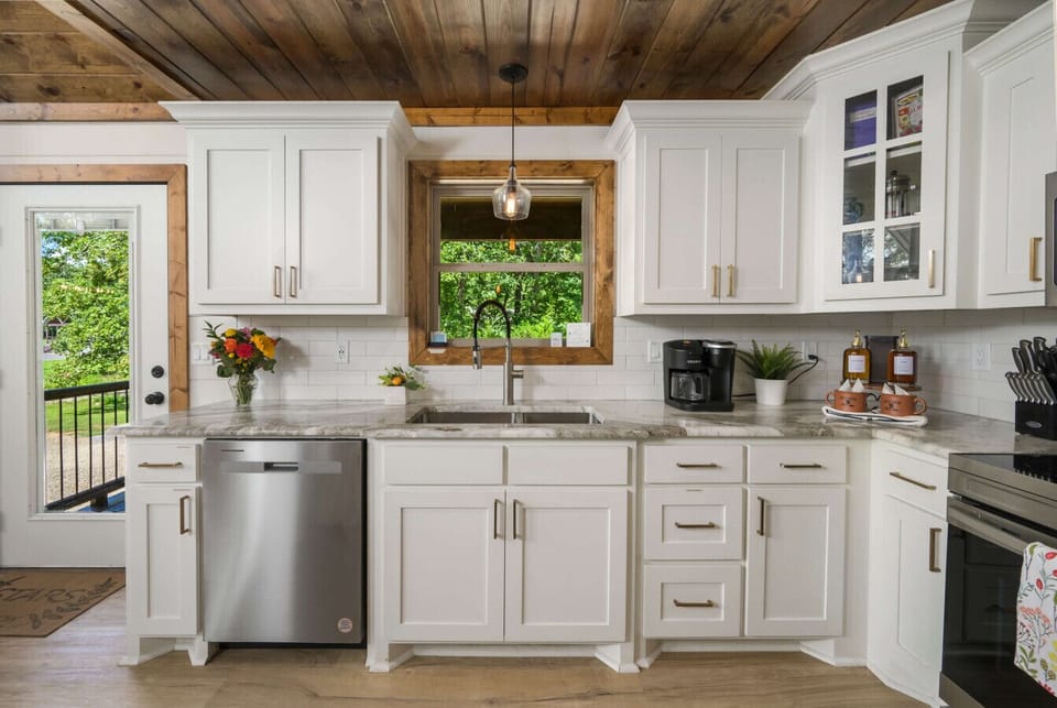 A bright-kitchen-blends-wood-and-marble.jpg