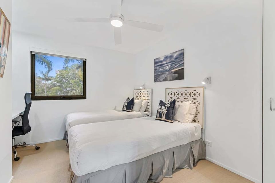 Bedroom 2 - 2 x Single beds, includes aircontioning and ceiling fan