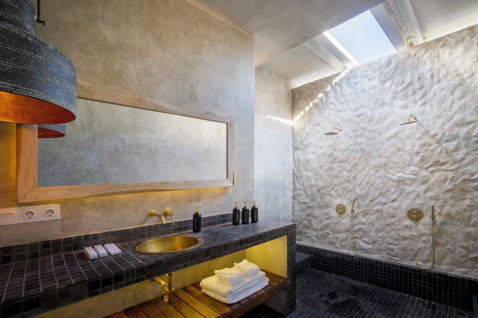Premier Double Room | Bathroom | Shower, rainfall showerhead, soap, shampoo