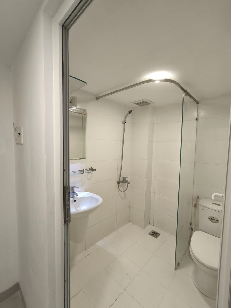Standard Room, Courtyard View | Bathroom | Shower, free toiletries, slippers, towels