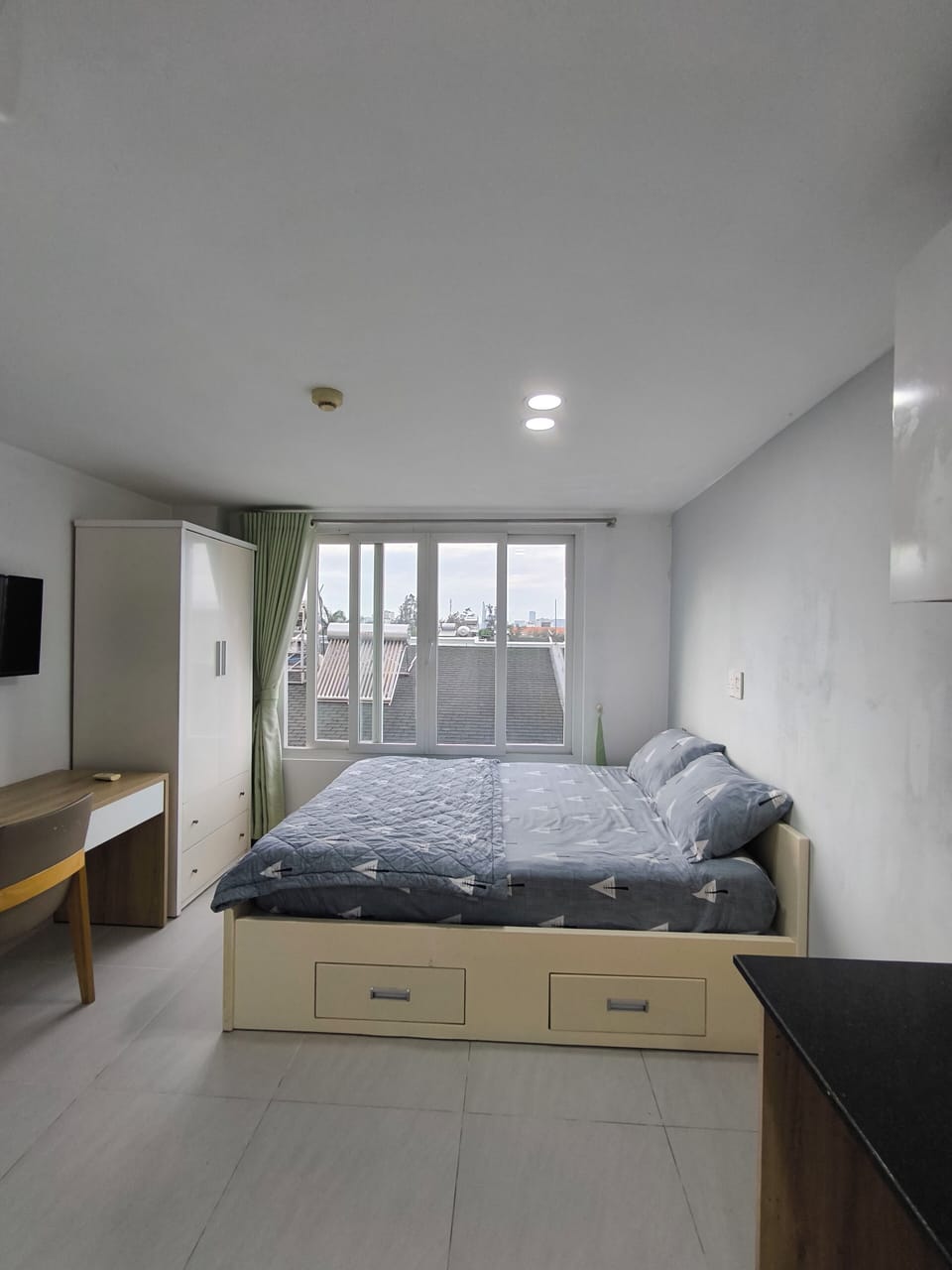 Superior Room, Courtyard View | Desk