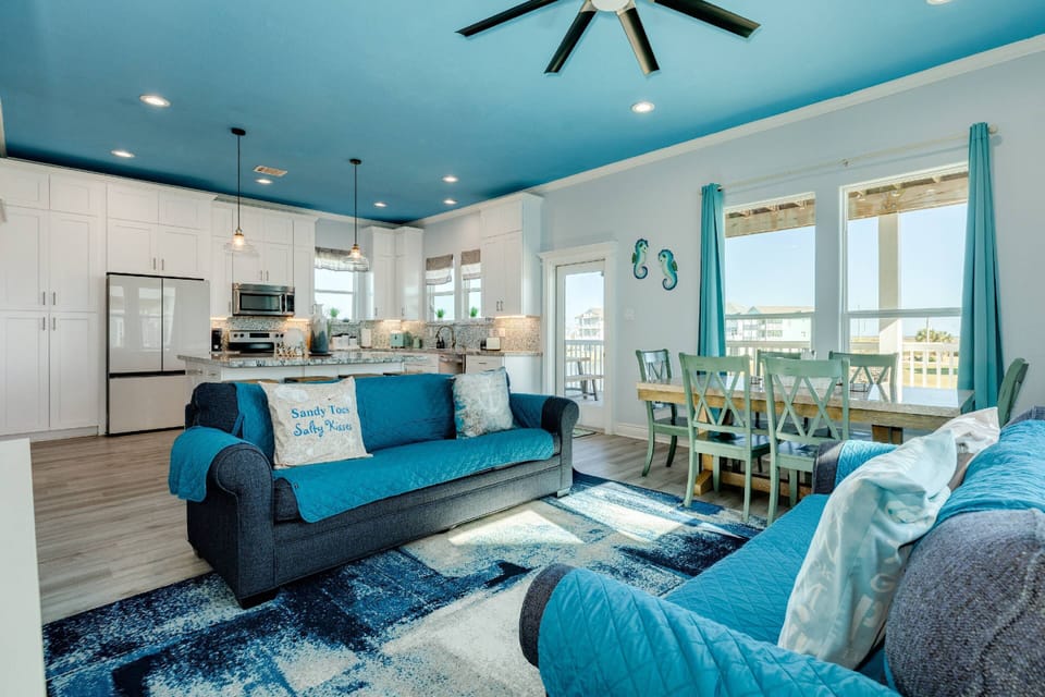 Comfortable Living area with Queen sofa bed