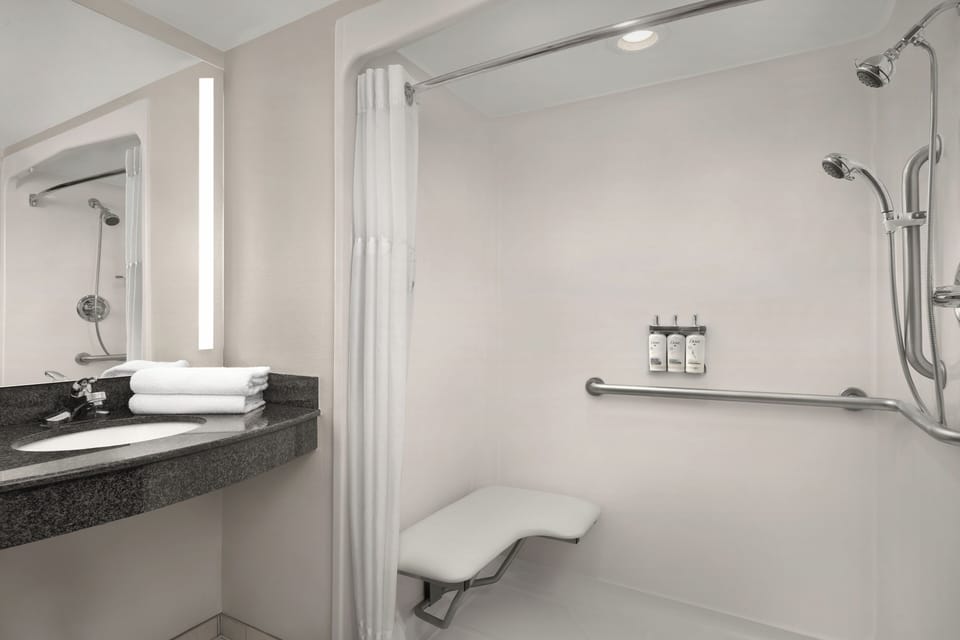 Combined shower/tub, hair dryer, towels