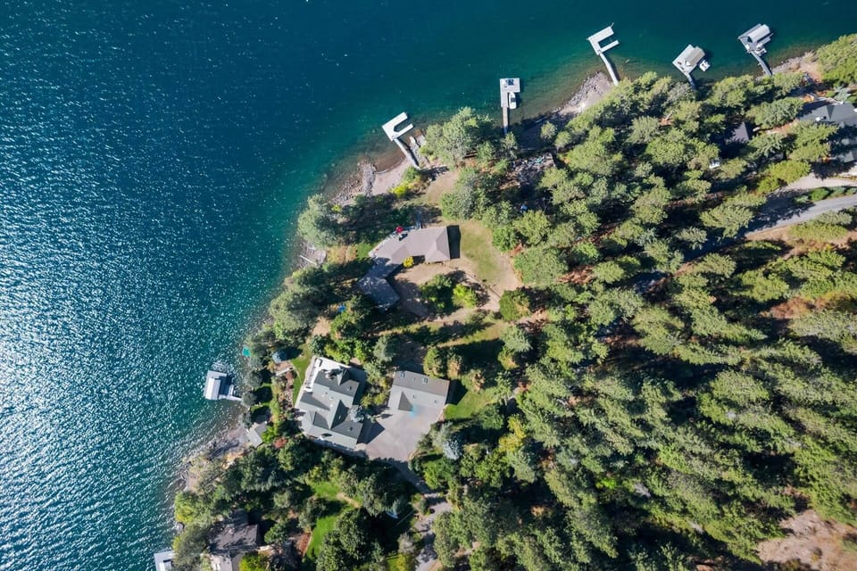 Plenty of space for driveway and boat parking.