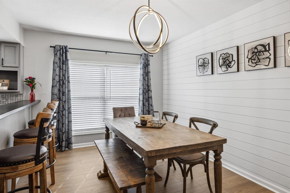 Plenty of seating at dining room table