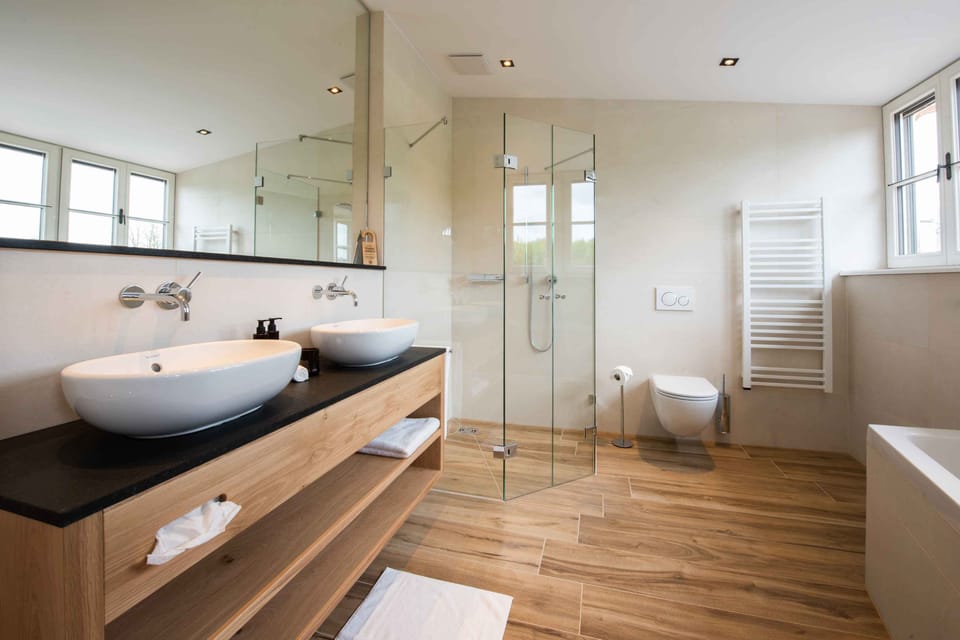 Junior Suite, Courtyard View | Bathroom | Slippers