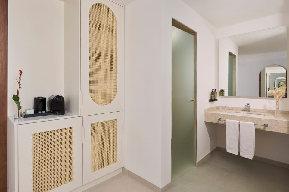 Junior Suite, Terrace, Sea View | Bathroom | Hair dryer, towels, soap, shampoo