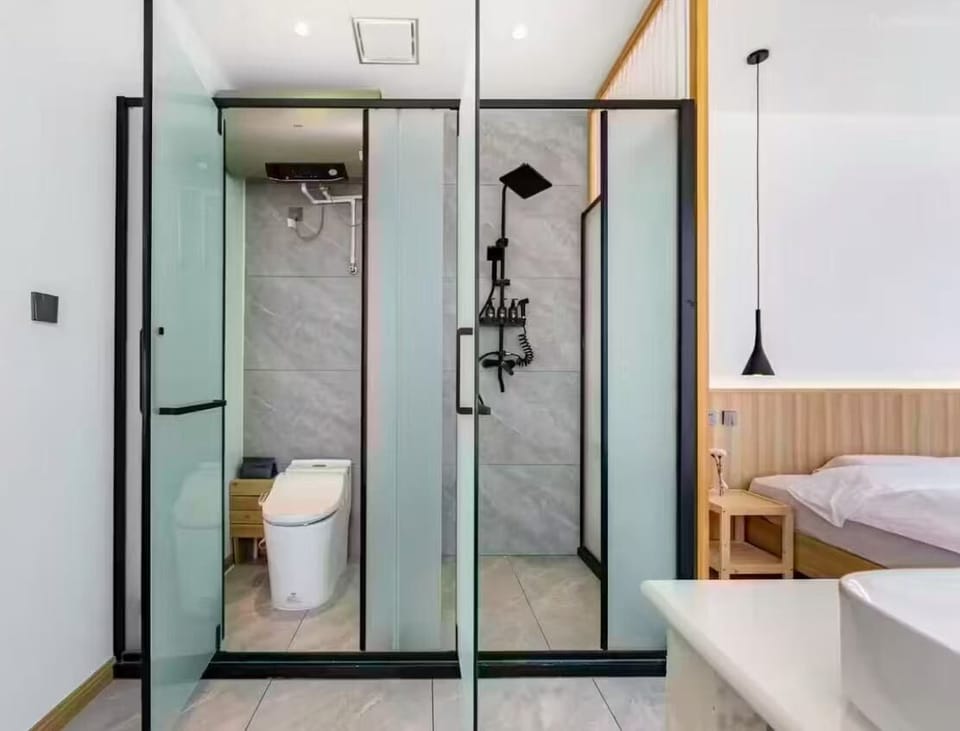 Deluxe Studio Suite | Bathroom | Combined shower/tub, hair dryer, towels, shampoo