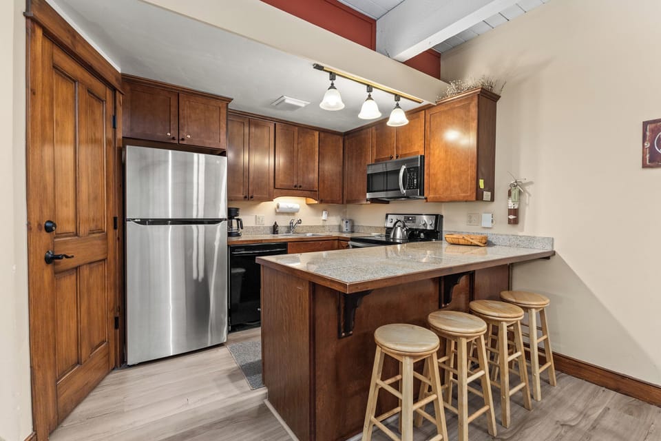 Kitchen | Breakfast Bar for 4