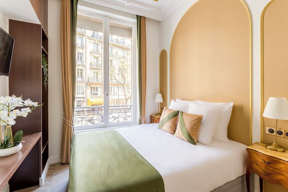 Apartment | Hypo-allergenic bedding, pillowtop beds, in-room safe