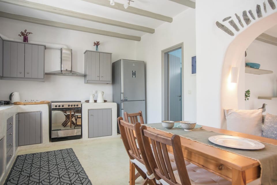 Villa, Mountain View | Private kitchen | Full-size fridge, microwave, oven, stovetop