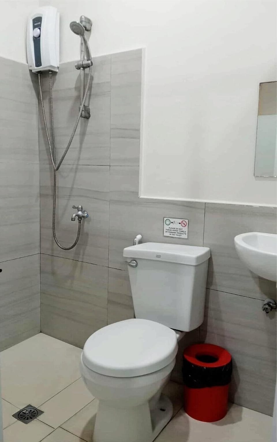 Superior Room | Bathroom | Shower, bidet, towels, soap