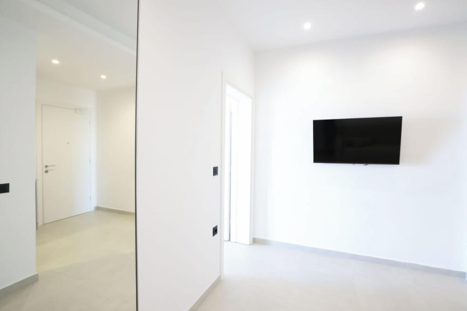 Luxury Suite, Balcony | Minibar, blackout drapes, soundproofing, iron/ironing board