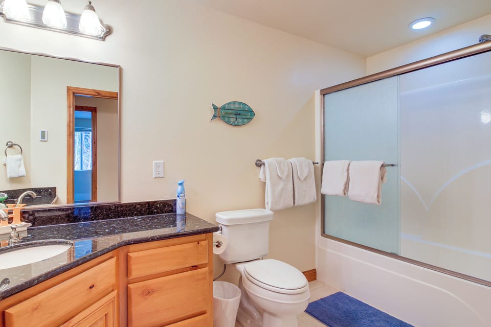 Groups Welcome! Ocean-view Escape in Gold Beach Cottage in Oregon