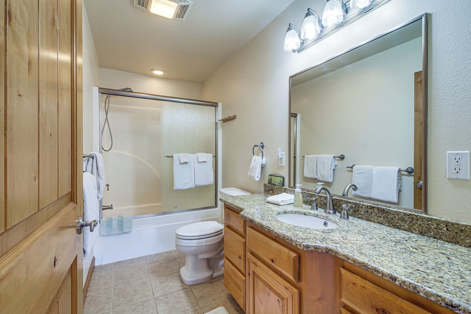 Groups Welcome! Ocean-view Escape in Gold Beach Cottage in Oregon