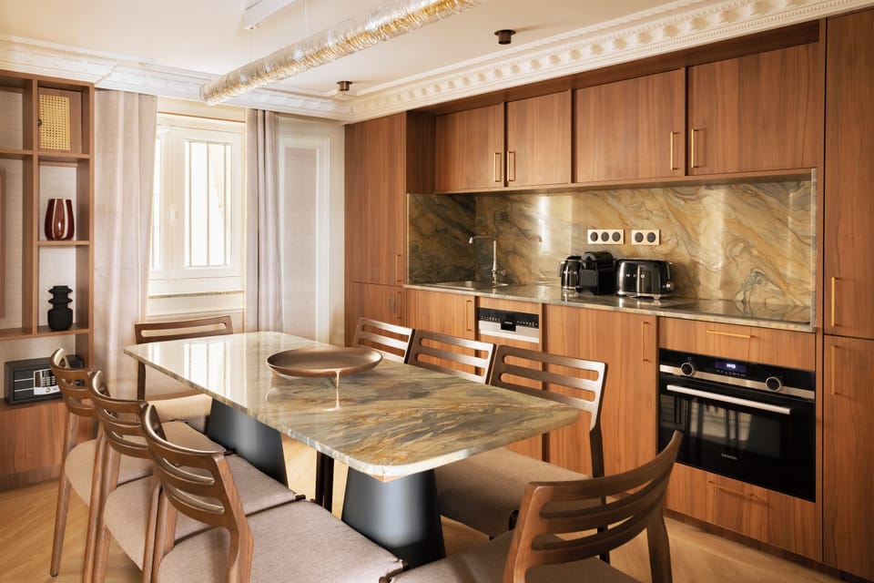 Full-size fridge, microwave, oven, stovetop