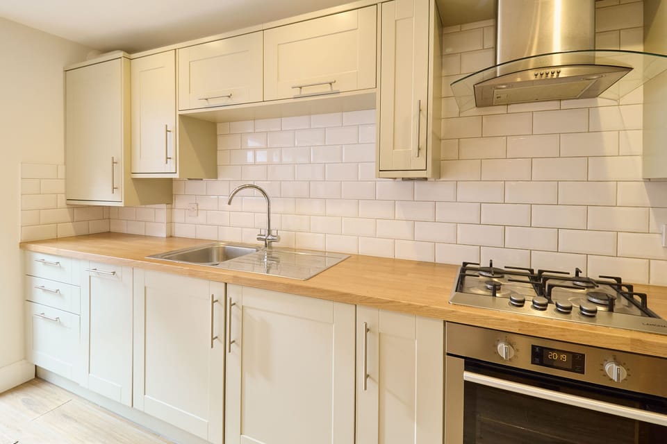 Aurora, Deal - Host & Stay