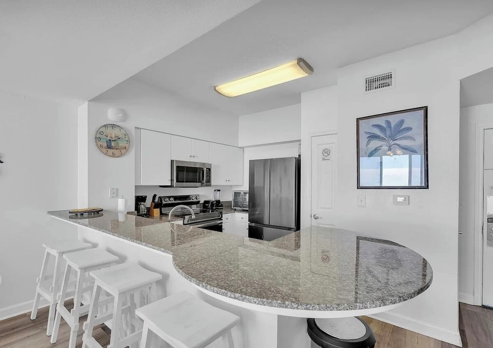 Full kitchen with breakfast bar