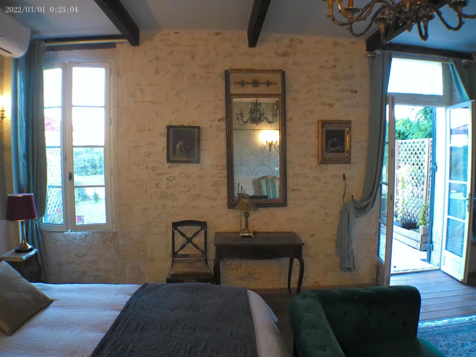 Deluxe Room | Iron/ironing board, free WiFi