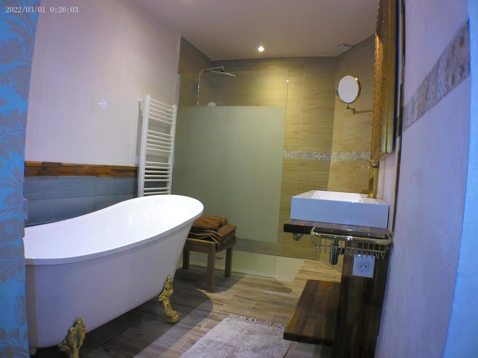 Deluxe Room | Iron/ironing board, free WiFi