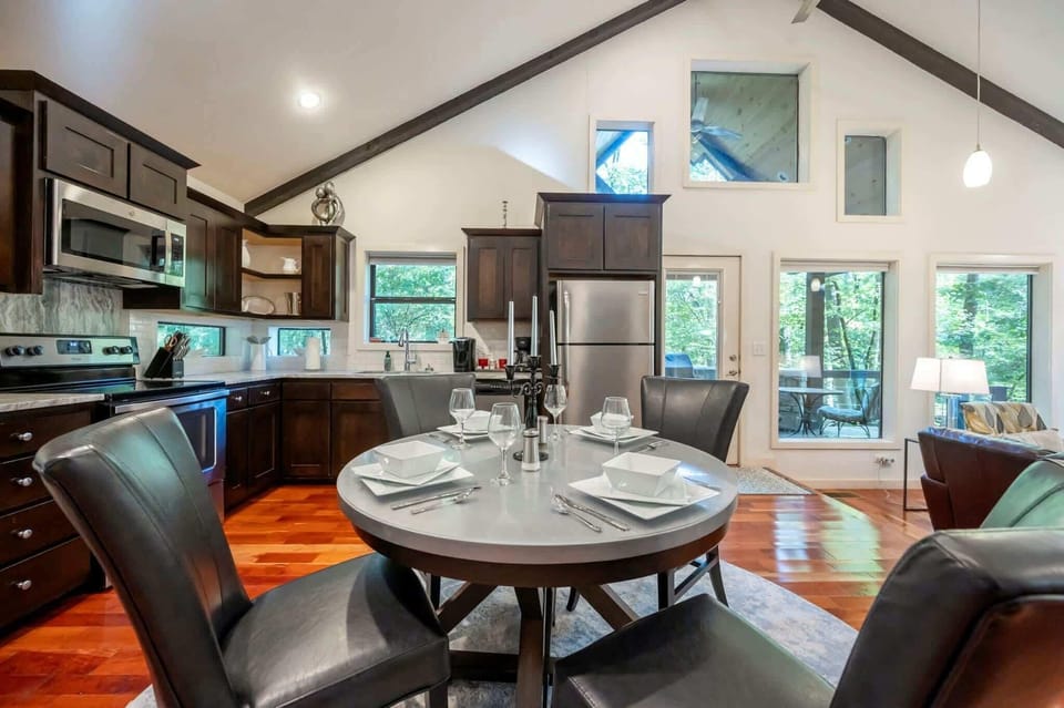 Cabin, Multiple Beds, Hot Tub, Mountain View (Silverbrook) | Private kitchen