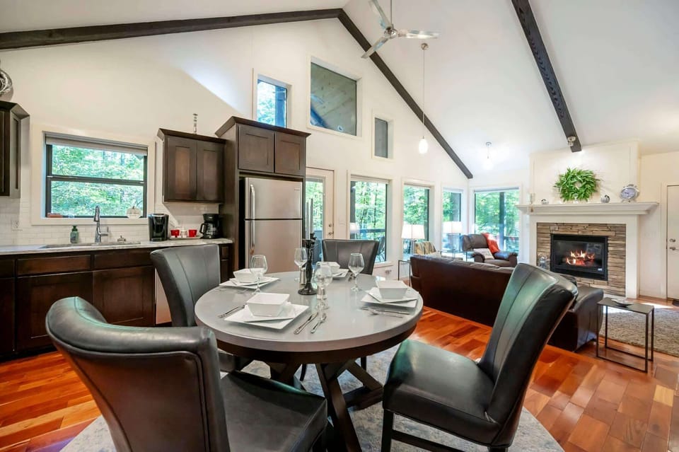 Cabin, Multiple Beds, Hot Tub, Mountain View (Silverbrook) | Dining