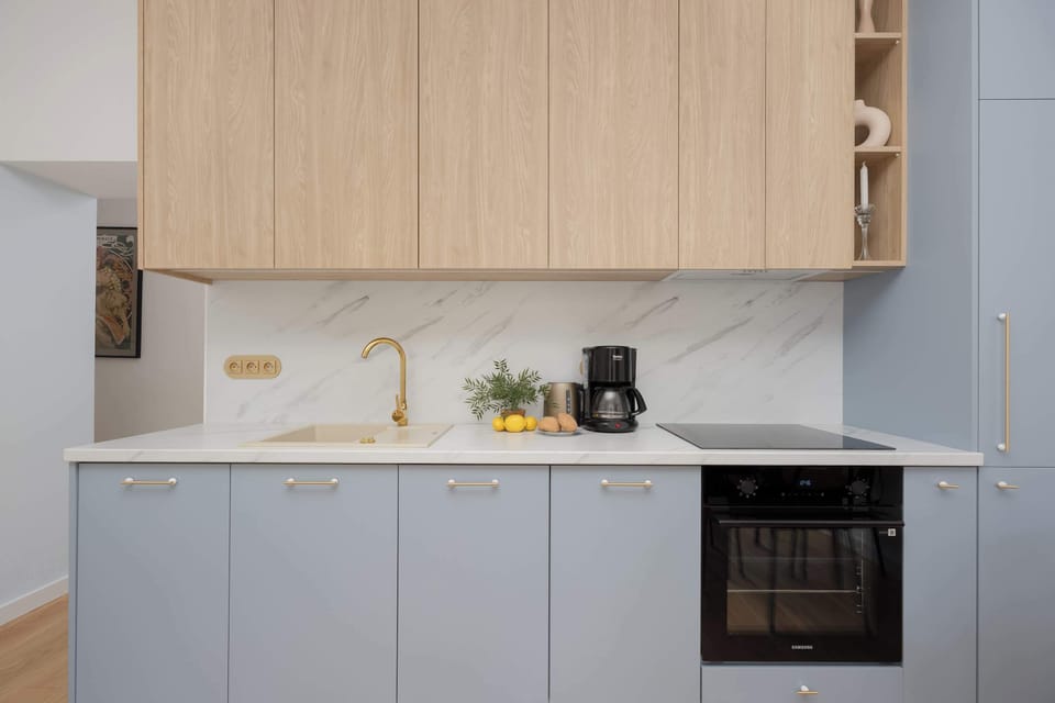 The modern kitchen design blends harmoniously with the rest of the living area. Functional furnishings make it easy to stay.