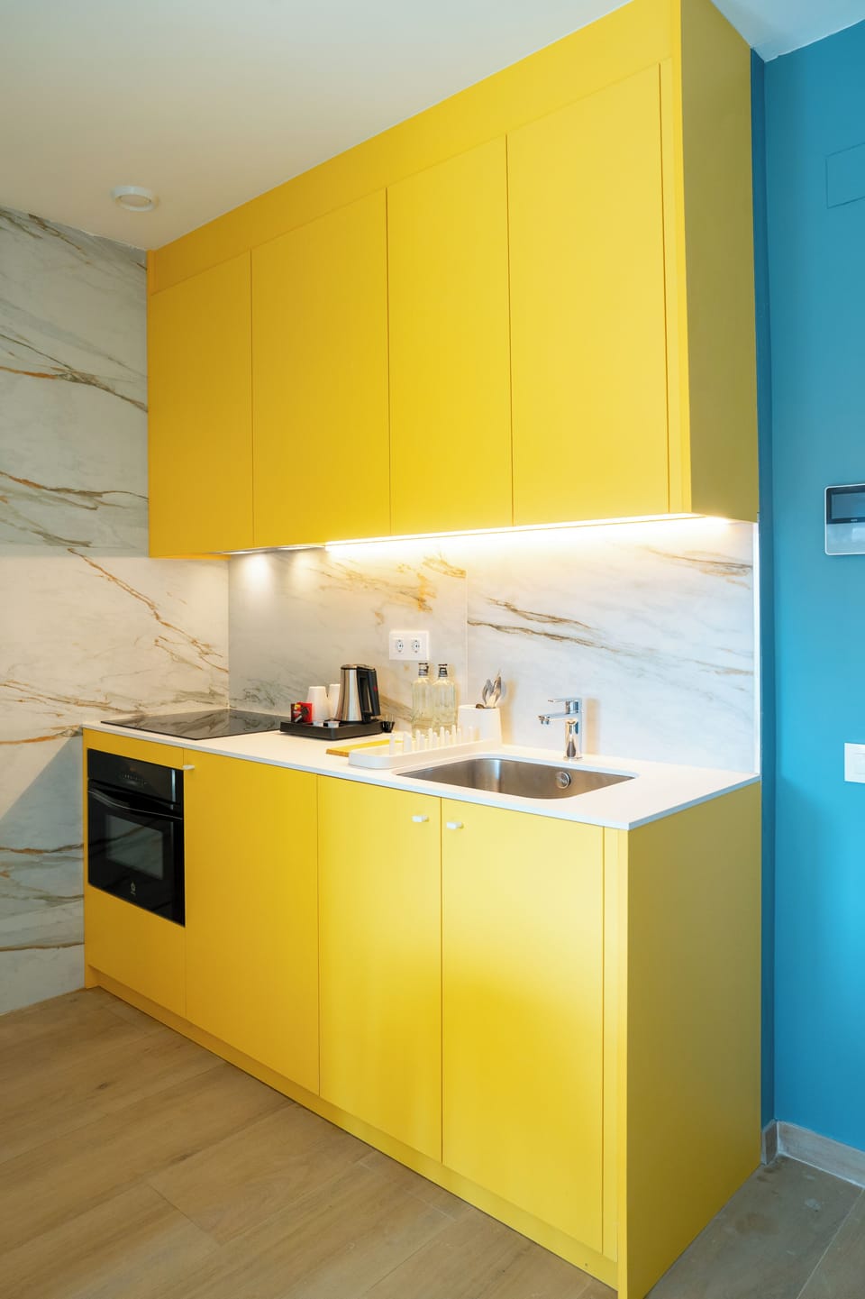Full-size fridge, microwave, oven, stovetop