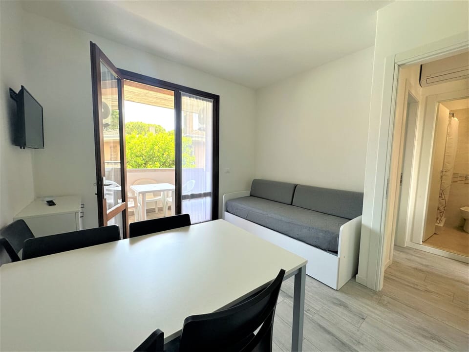 Apartment, 1 Bedroom, Balcony, Garden View | Living room