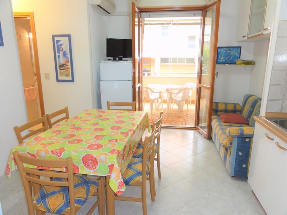 Apartment, 2 Bedrooms, Balcony, City View | Dining room