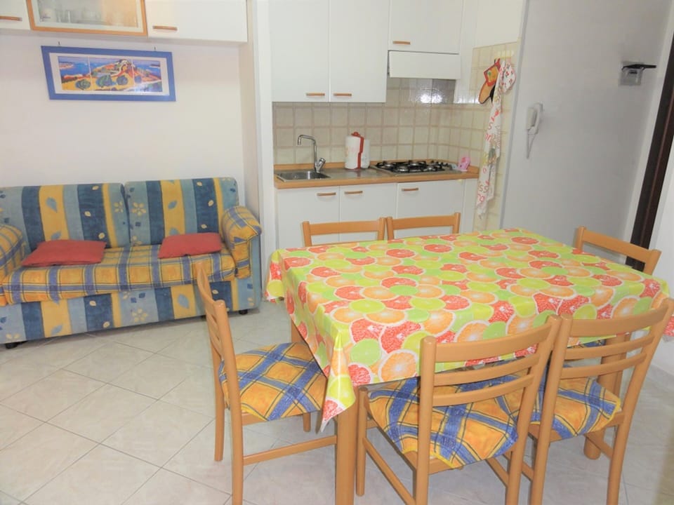 Apartment, 2 Bedrooms, Balcony, City View | Dining room