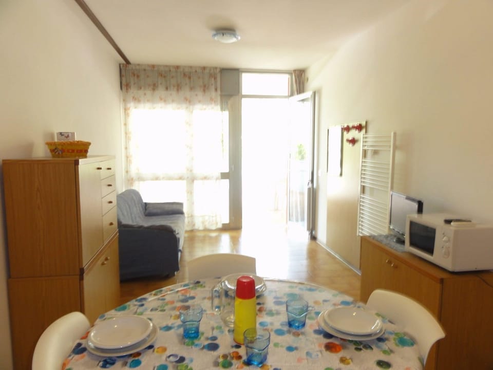 Apartment, 1 Bedroom, Balcony, City View | Dining room