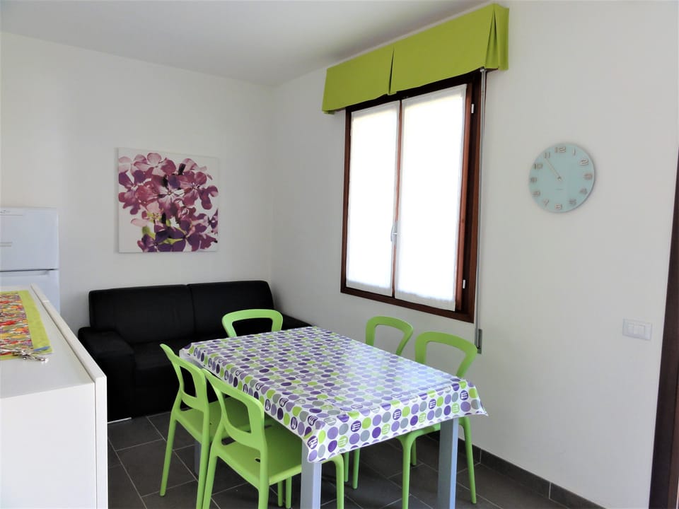 Apartment, 3 Bedrooms, Garden View | Dining room