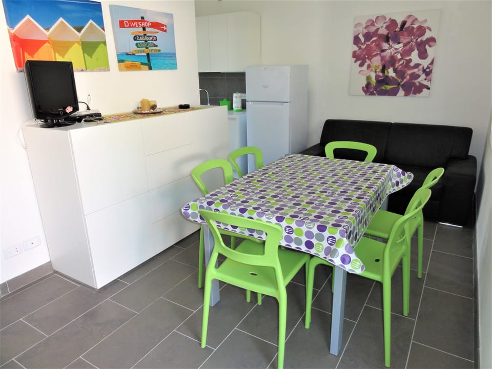 Apartment, 3 Bedrooms, Garden View | Dining room