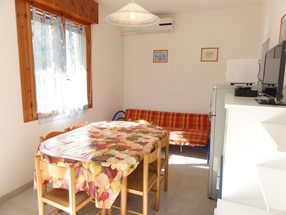 Apartment, 3 Bedrooms, Garden View | Dining room