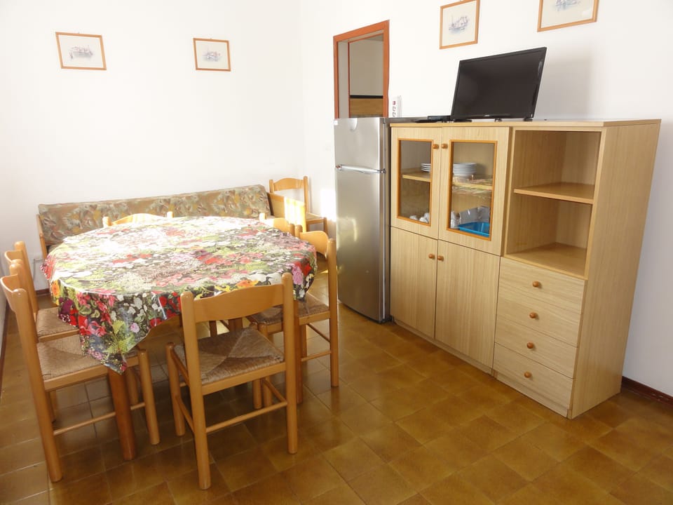 Apartment, 3 Bedrooms, Balcony, Garden View | Dining room