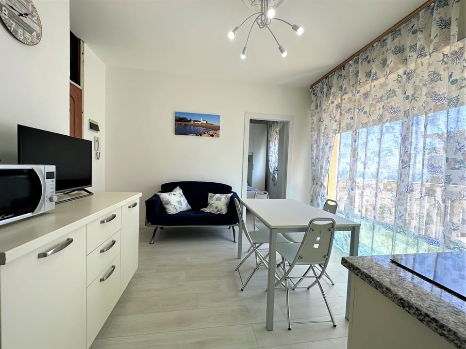 Apartment, 1 Bedroom, Balcony, City View | Dining room