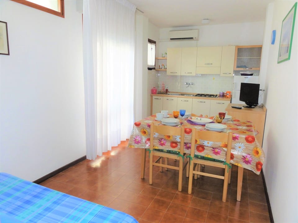 Apartment, 2 Bedrooms, Balcony, City View | Dining room