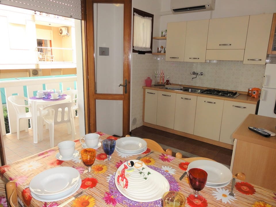 Apartment, 2 Bedrooms, Balcony, City View | Dining room