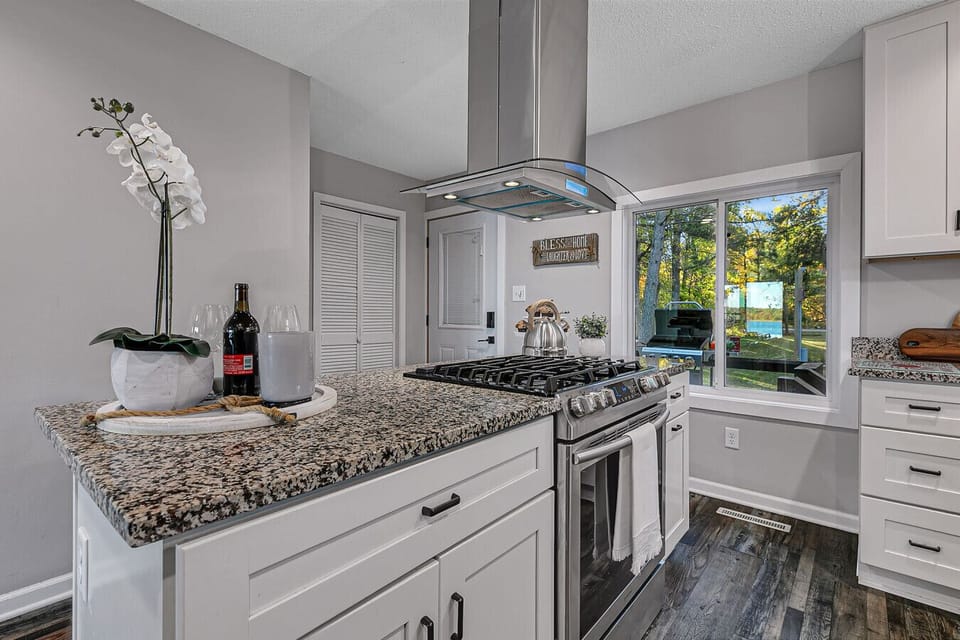 Modern Kitchen | Granite Counters, Gas Range & Sleek Design